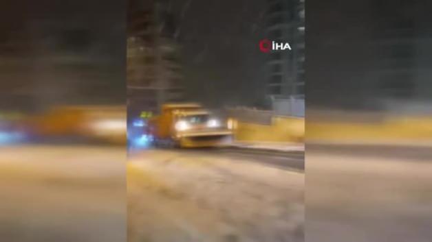 İBB’ye ait kar küreme aracı yolda kaldı İBB’ye ait kar küreme aracı yolda kaldı