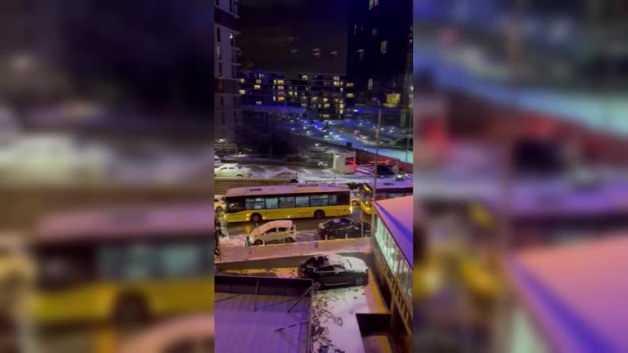 İETT otobüsleri yolda kaldı: Saatlerdir bekliyorlar İETT otobüsleri yolda kaldı: Saatlerdir bekliyorlar