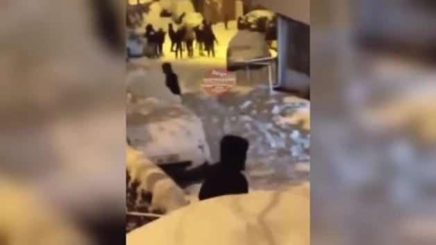 İstanbul’da korku dolu anlar: Yokuş aşağı kayan araç kar sevinci yaşayan insanlara çarptı İstanbul’da korku dolu anlar: Yokuş aşağı kayan araç kar sevinci yaşayan insanlara çarptı