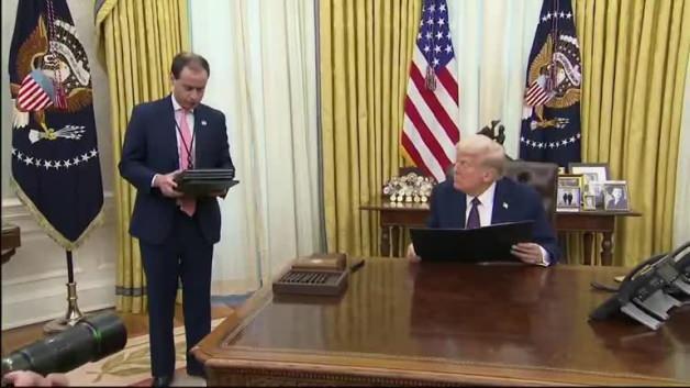 Trump, Kennedy suikastı dosyalarının açıklanmasını öngören kararnameyi imzaladı Trump, Kennedy suikastı dosyalarının açıklanmasını öngören kararnameyi imzaladı