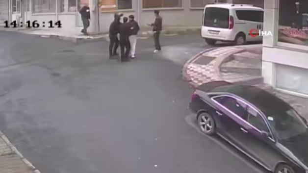 Acımasızca dövdüler! Kaskla kafasına vurup kafasına tekme attılar
