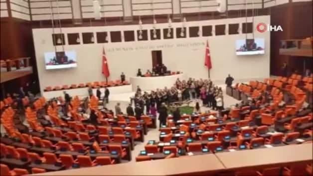 CHP milletvekilleri kürsüyü işgal etti! TBMM’de ‘İmamoğlu’nun diploması’ protestosu CHP milletvekilleri kürsüyü işgal etti! TBMM’de ‘İmamoğlu’nun diploması’ protestosu