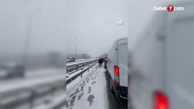 Kar yağışı sebebiyle Şile Otoyolu trafiğe kapandı ambulanslar bölgeye gidemedi Kar yağışı sebebiyle Şile Otoyolu trafiğe kapandı ambulanslar bölgeye gidemedi