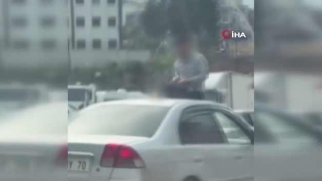Hatay’da trafikte üstü açık otomobilin üzerine çıkan alkollü şahıs yakalandı, sürücüye 21 bin TL