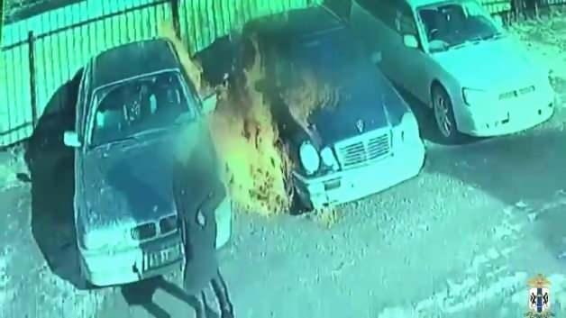 Eski sevgilisi içindeyken aracı benzin döküp yaktı Eski sevgilisi içindeyken aracı benzin döküp yaktı