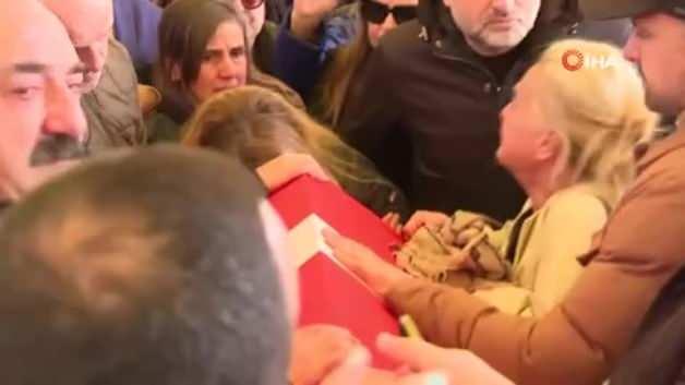 Ünlü sanatçı Volkan Konak için İstanbul’da cenaze töreni düzenlendi Ünlü sanatçı Volkan Konak için İstanbul’da cenaze töreni düzenlendi