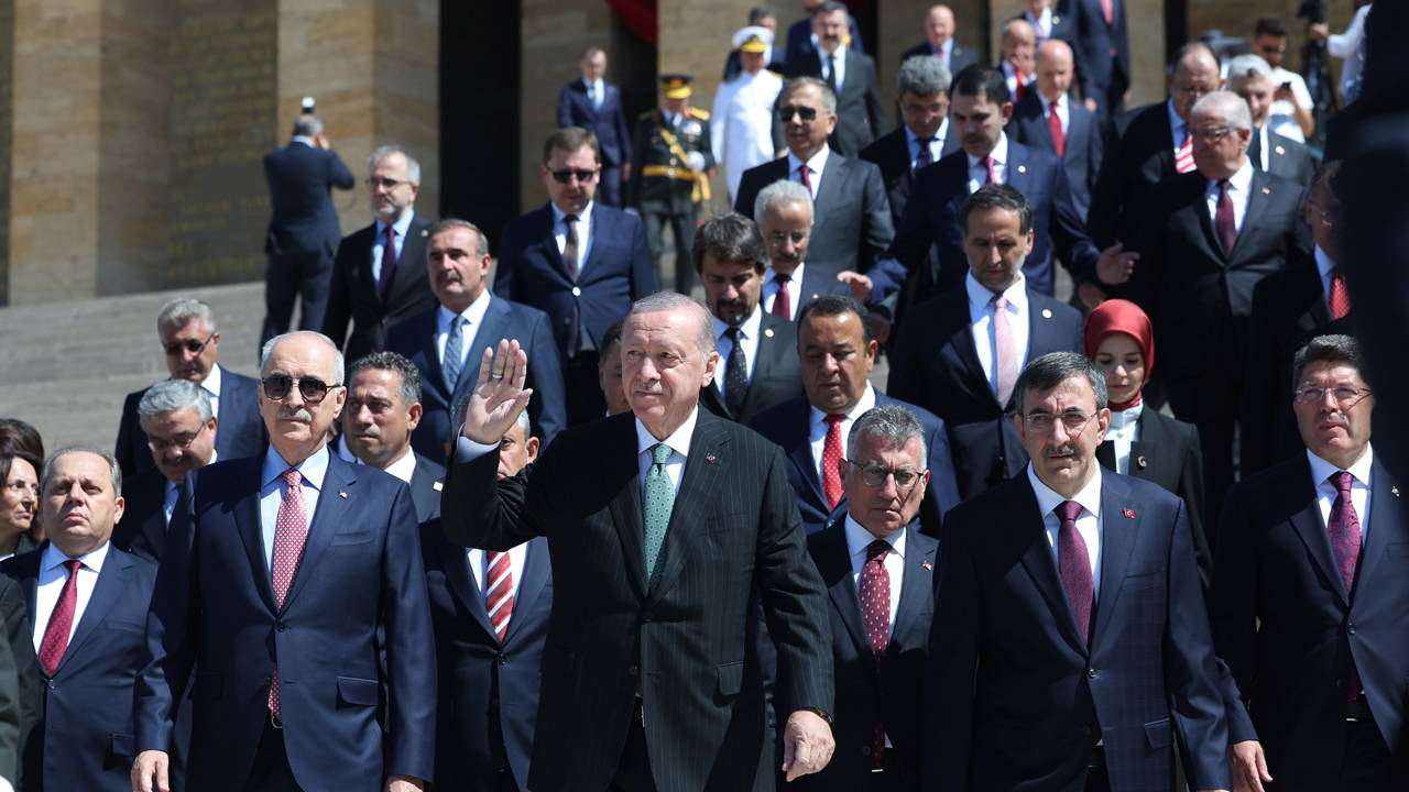 30 Ağustos’ta da aynı rezalet: Anıtkabir’de yine ‘Recep Tayyip Erdoğan’ sloganları yükseldi! – Son Dakika Siyaset Haberleri