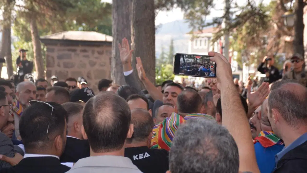 Ertuğrul Gazi anmasında gerginlik: Sözlü atışma yumruklu kavgaya dönüştü – Son Dakika Siyaset Haberleri