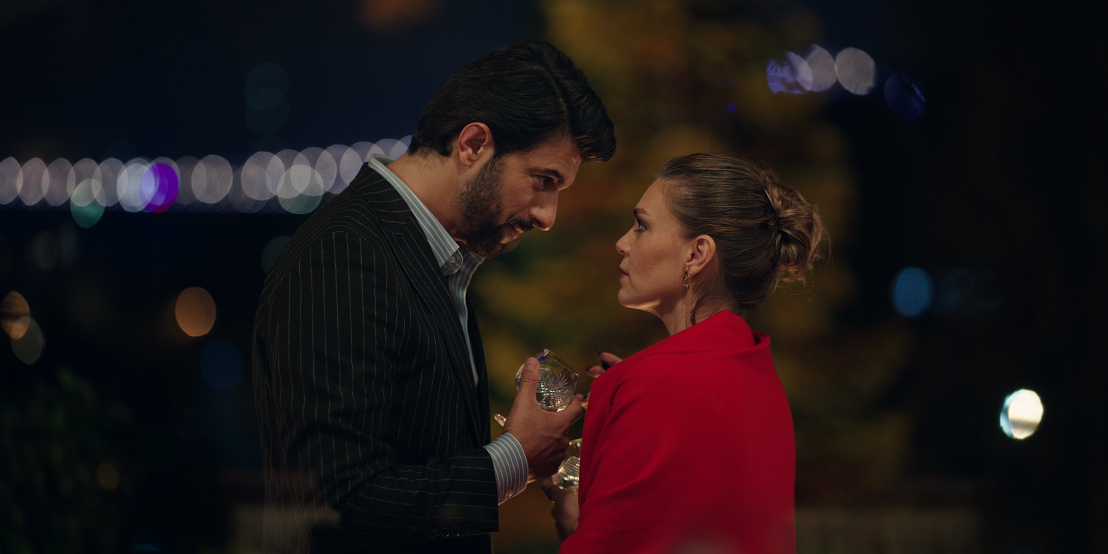 Netflix, başrollerini Engin Akyürek ve Aslı Enver’in paylaştığı, Enfes Bir Akşam’ın yayın tarihini duyurdu!