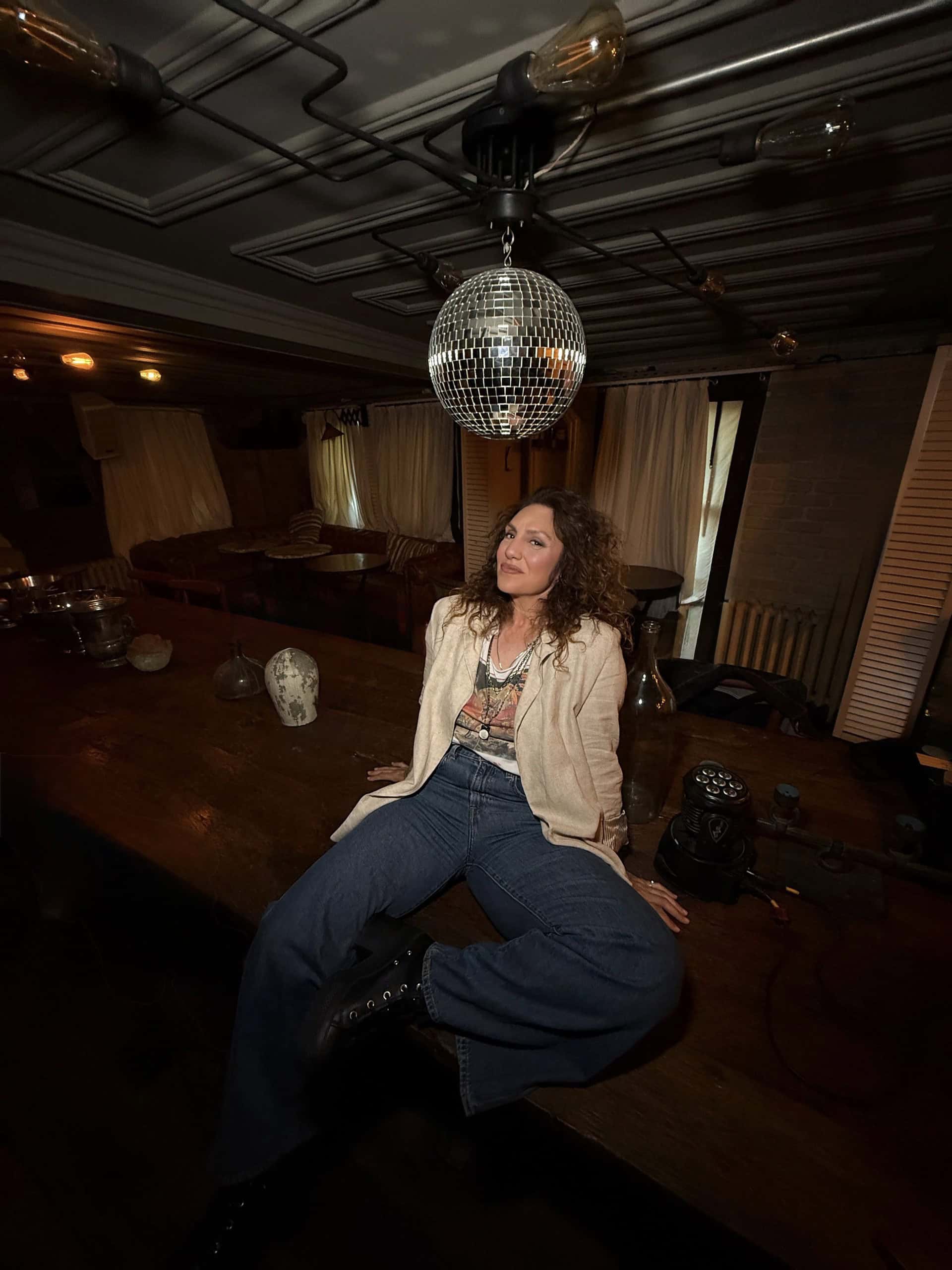 Yasemin Şefik kulislere dalıyor!