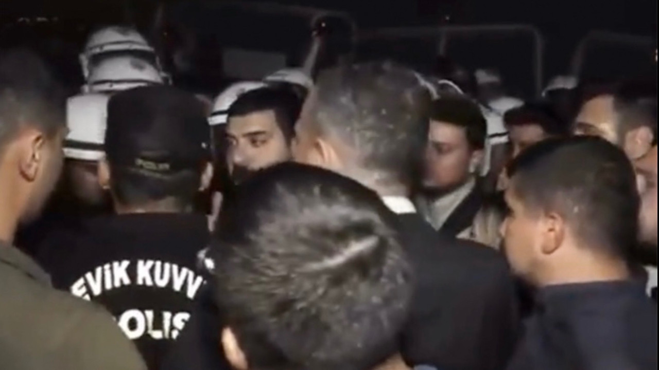CHP bu gece herkesi parti binasına çağırdı, polis il başkanlığını ablukaya aldı CHP bu gece herkesi parti binasına çağırdı, polis il başkanlığını ablukaya aldı
