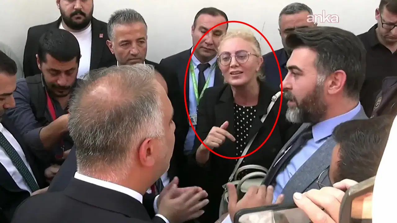 İçeride kongre, dışarıda gerginlik! CHP İstanbul İl Kongresi’ni durdurma kararını tebliğ ederken tavırları dikkat çekmişti: O ismin kim olduğu ortaya çıktı! – Son Dakika Siyaset Haberleri