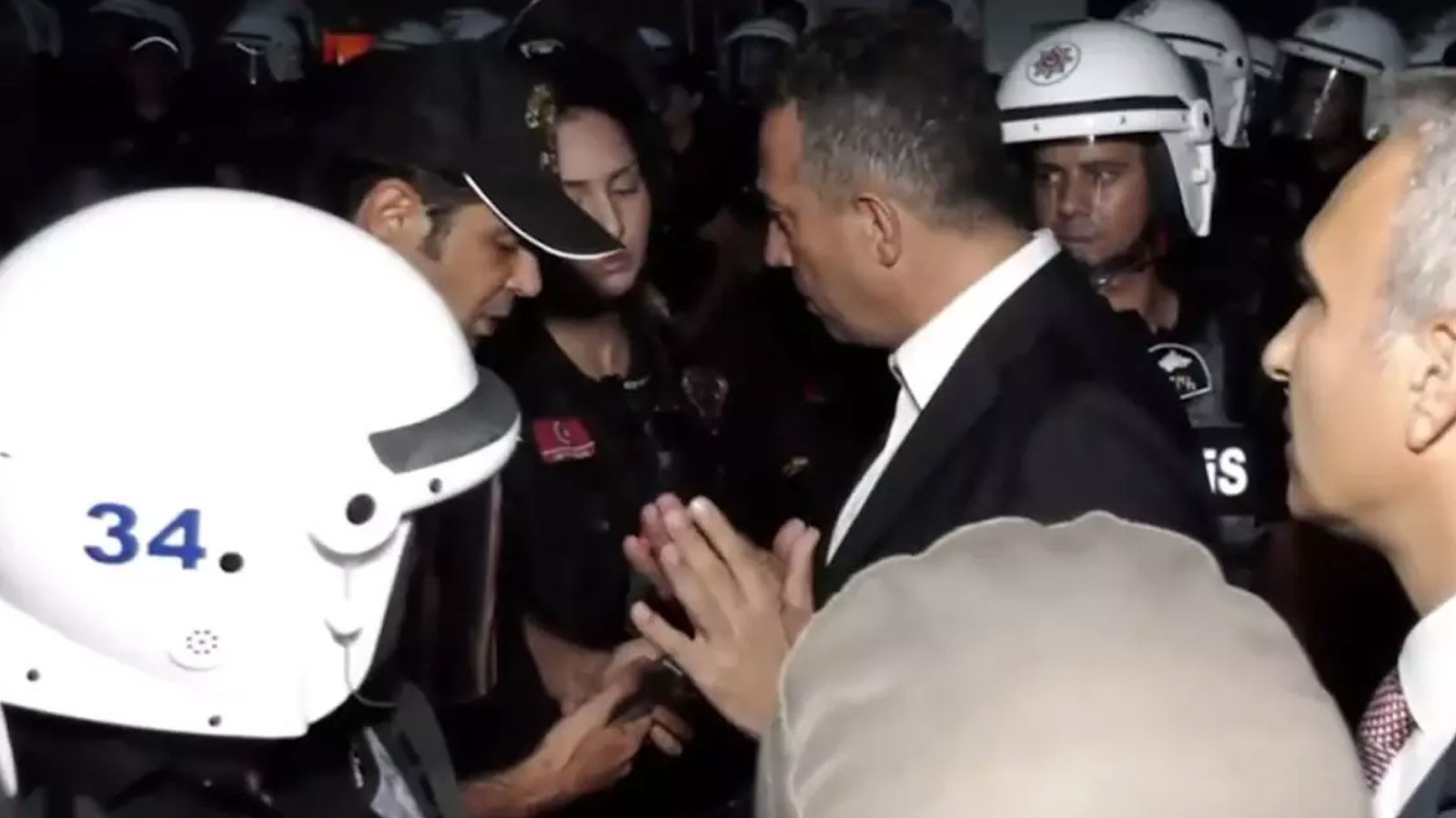 CHP İstanbul İl Başkanlığı önünde hareketli anlar! Çevik kuvvet ekipleri geldi arbede çıktı CHP İstanbul İl Başkanlığı önünde hareketli anlar! Çevik kuvvet ekipleri geldi arbede çıktı