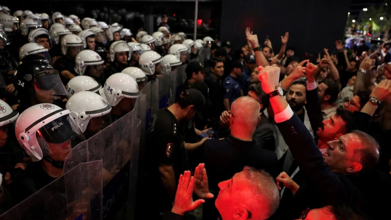 Uluslararası medya CHP’ye ablukayı böyle duyurdu Uluslararası medya CHP’ye ablukayı böyle duyurdu