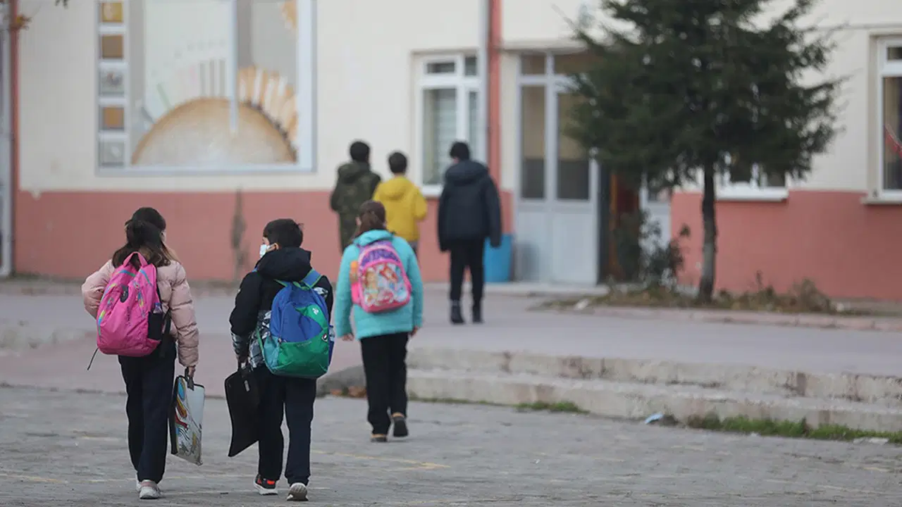 10 Kasım bu yıl da ara tatile ‘denk’ geliyor… MEB’e sert tepki: ‘Hepimiz biliyoruz ki bunlar tesadüf değil!’ – Son Dakika Siyaset Haberleri