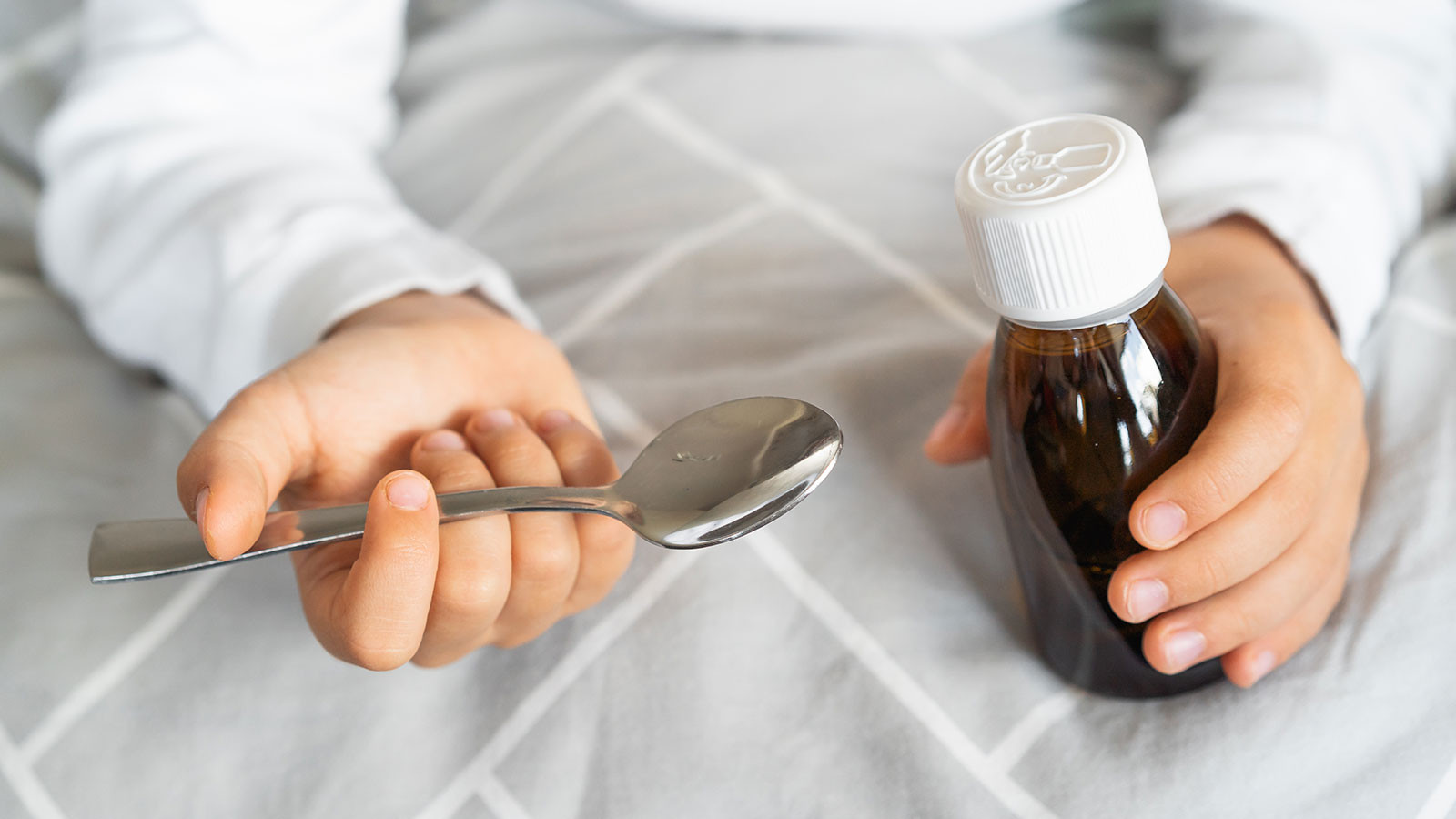 Öksürük şurubu içen 11 çocuk öldü, reçeteleri yazan doktor gözaltına alındı!