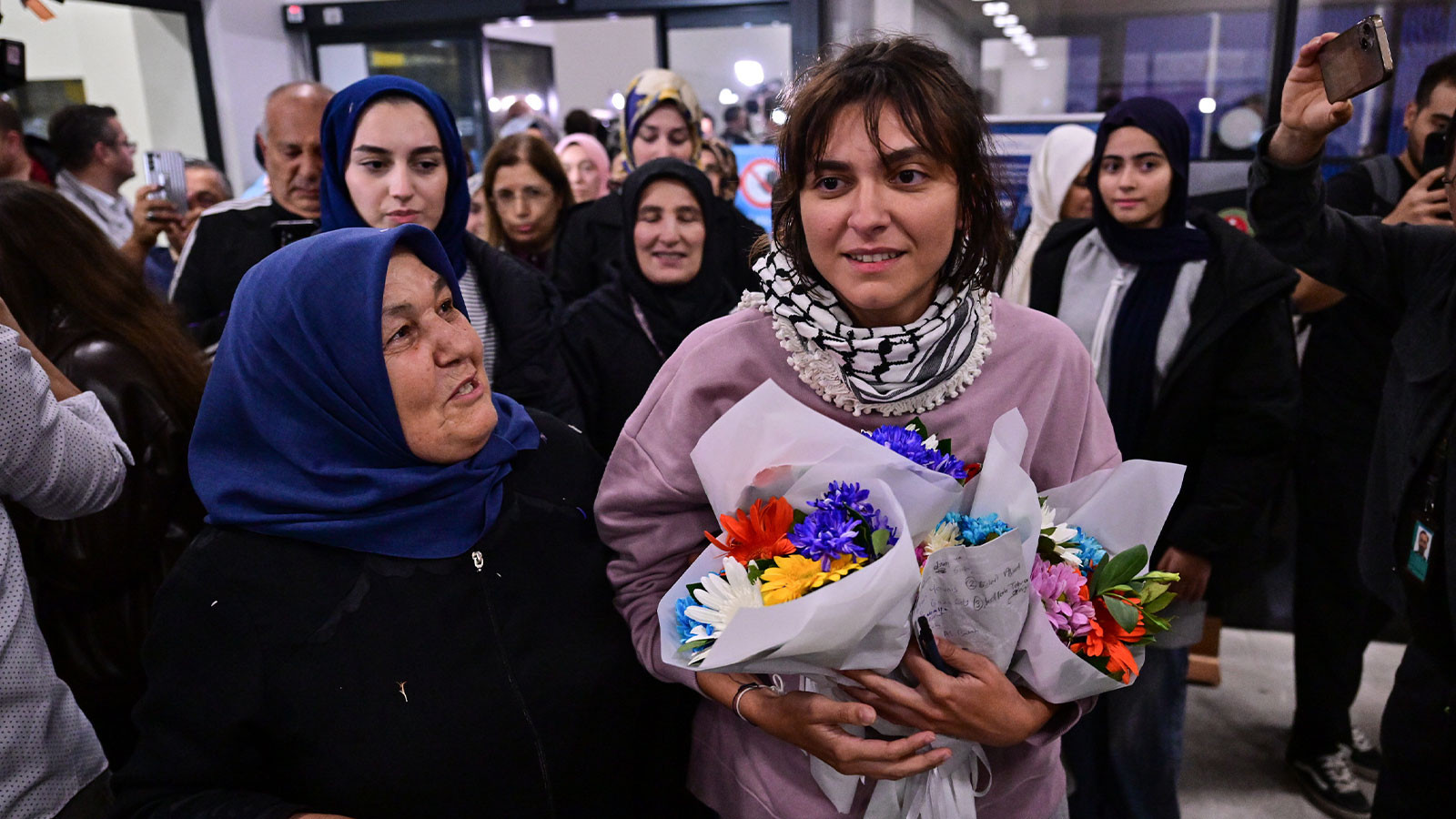 Sumud Filosu aktivisti 15 Türk vatandaşını taşıyan THY uçağı İstanbul’a ulaştı